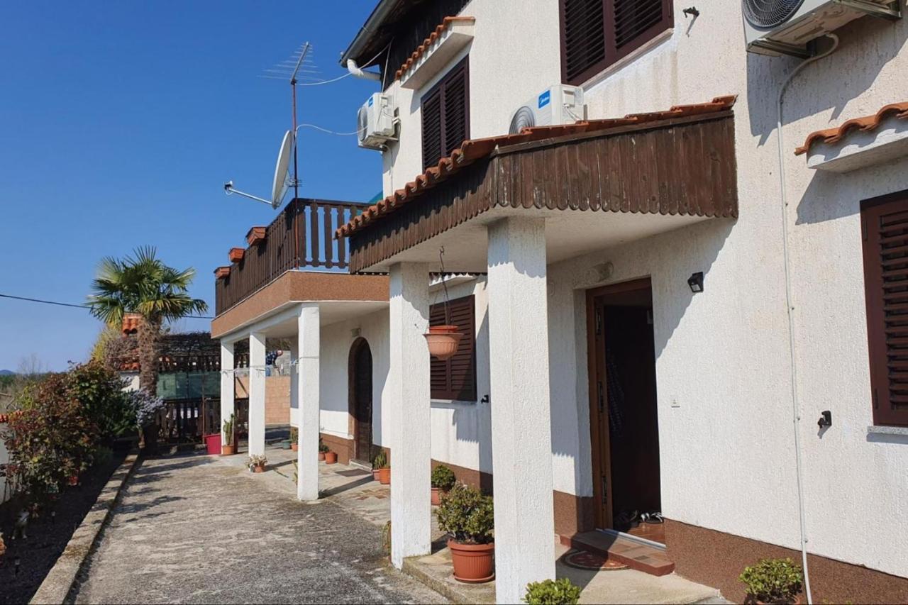 Apartment Mirella For 6 Persons Located In Central Istria Gradinje Zewnętrze zdjęcie