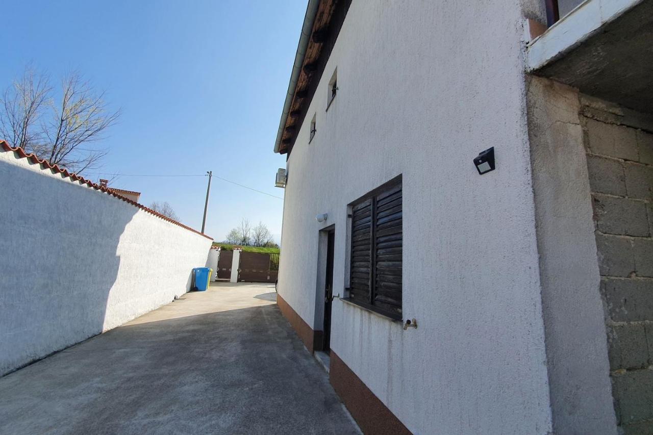 Apartment Mirella For 6 Persons Located In Central Istria Gradinje Zewnętrze zdjęcie
