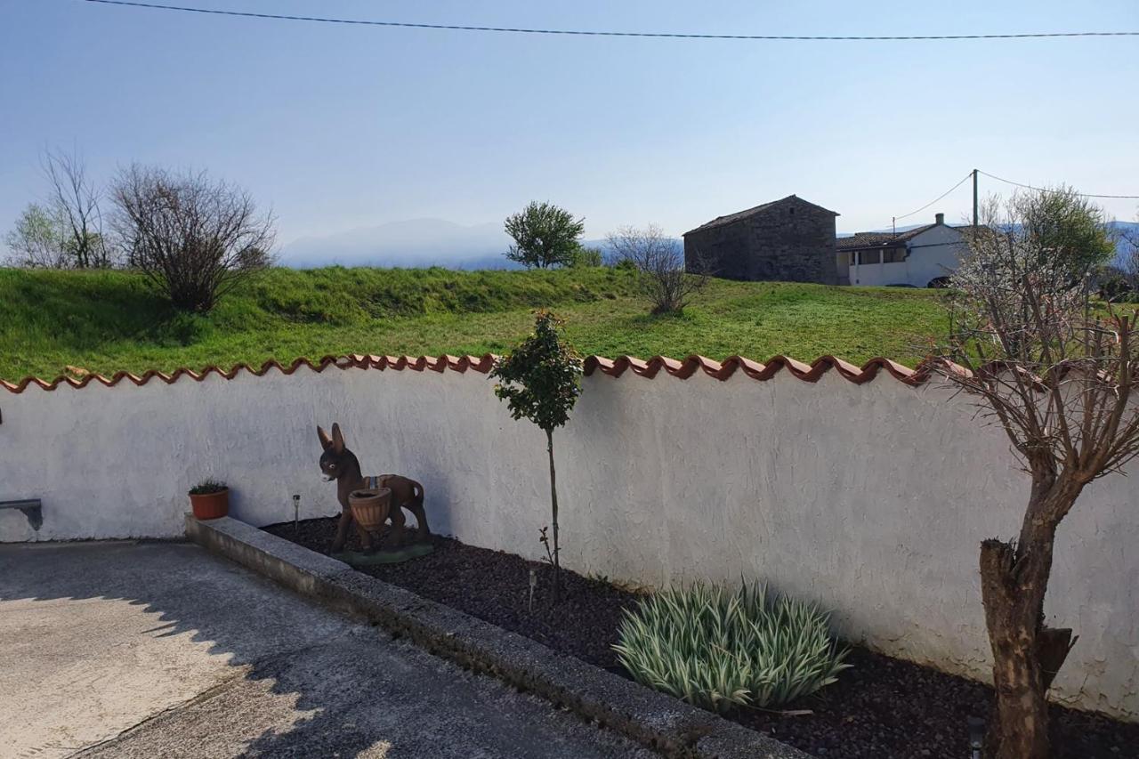 Apartment Mirella For 6 Persons Located In Central Istria Gradinje Zewnętrze zdjęcie