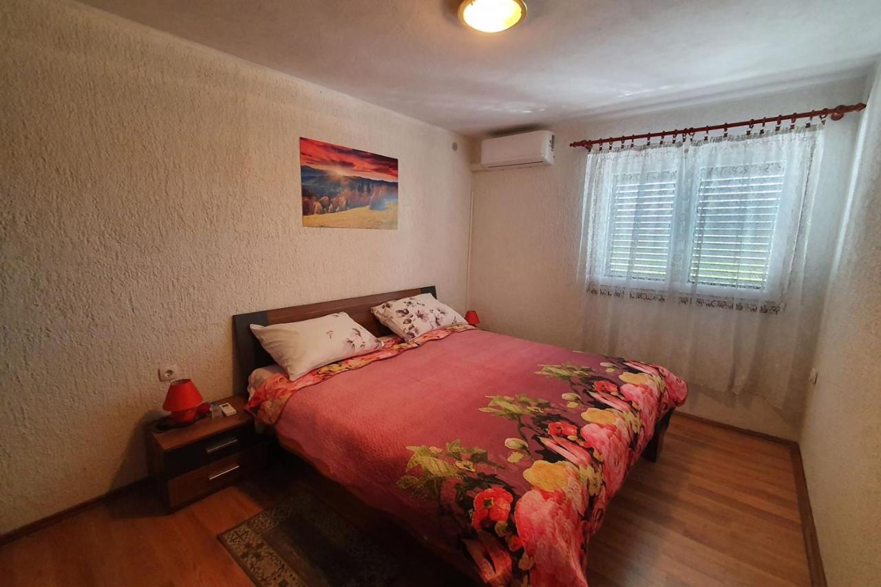 Apartment Mirella For 6 Persons Located In Central Istria Gradinje Zewnętrze zdjęcie