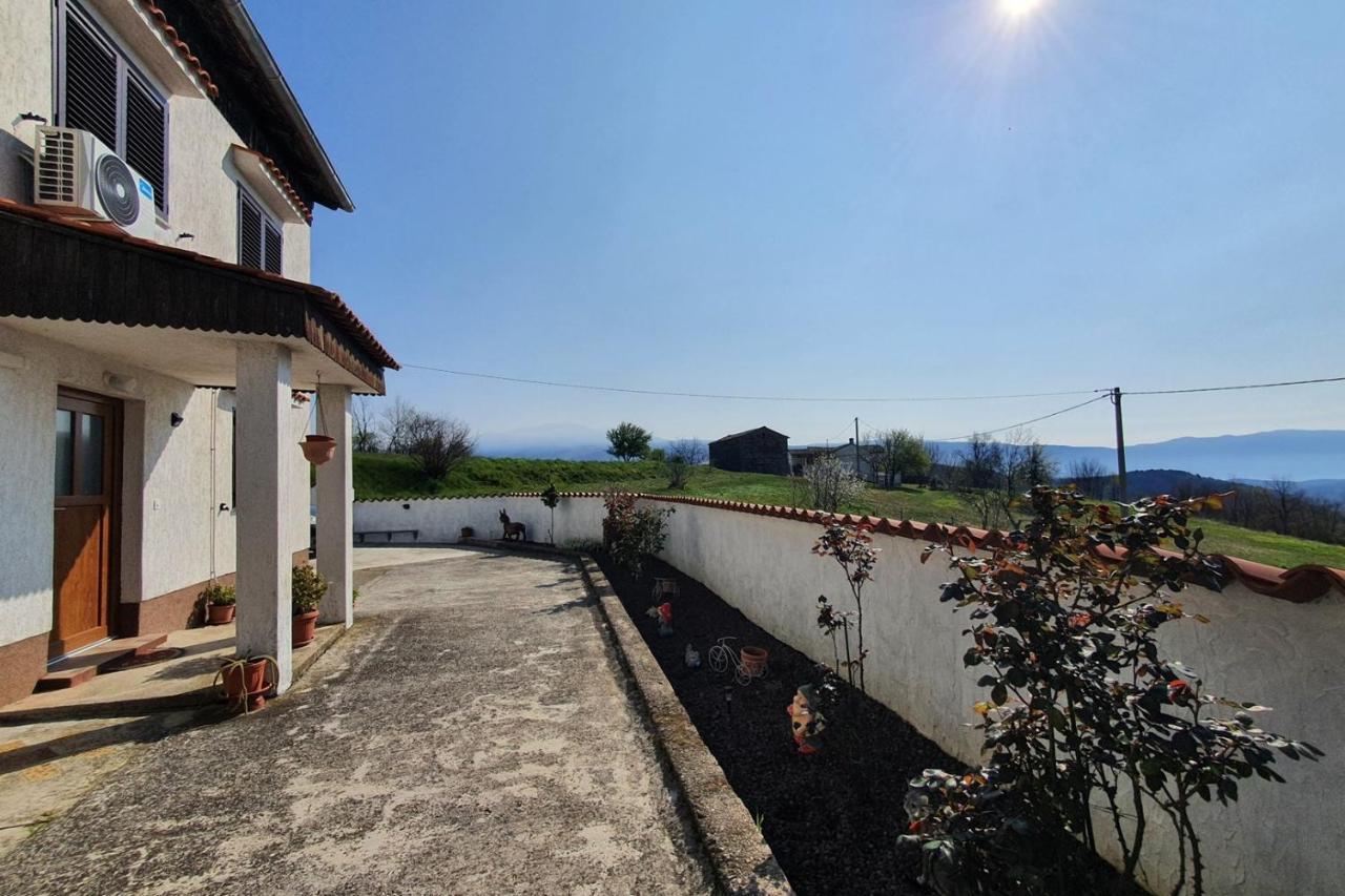 Apartment Mirella For 6 Persons Located In Central Istria Gradinje Zewnętrze zdjęcie